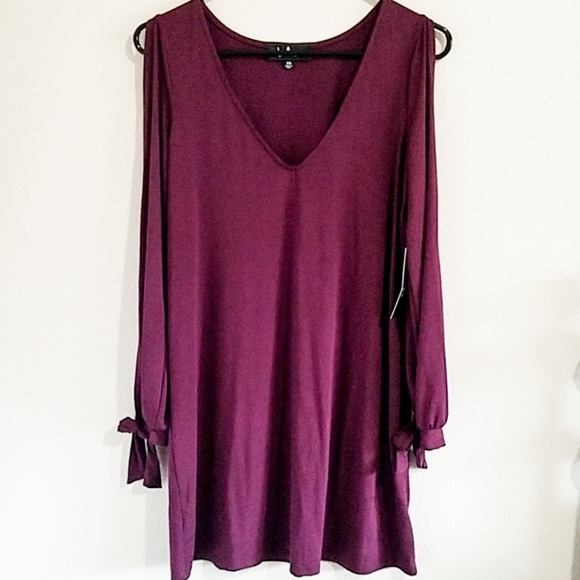 Lulu's Dresses & Skirts - NWT Lulu's Plum Cold Shoulder Dress